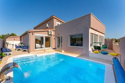 Image de Belle maison à Peroj avec sauna