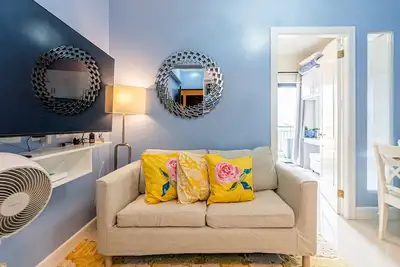 Chic 1br Condo with Pool Near Airport -2 to 7 guest