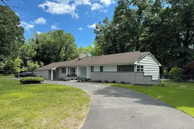 Image de Lakefront 6-bedroom Entertainer's Dream with Pool in Allenhurst near Asbury Park