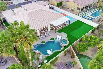 Image de Incredible gameroom, putting green, bocce, slide, pickleball, large estate