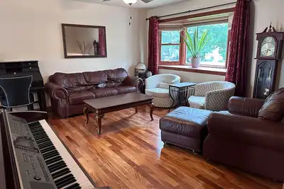 Image de Split-Level Simplicity in Shakopee  - a simple home away from home.