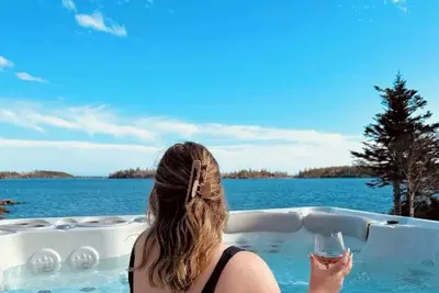 Image de Rustic Luxury Lake Cottage with Private Hot Tub / FirePit / Kayaks /Sauna