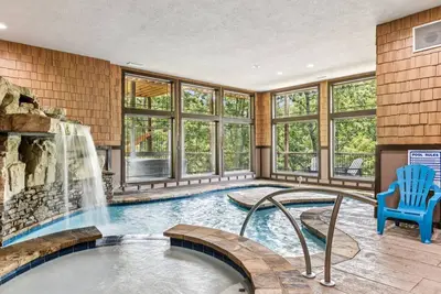 Image de Escape to All Inn: A Luxurious 6 King Bedroom Cabin with an Indoor Pool, Theatre, and Game Rooms!