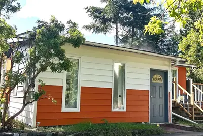 Image de Orchard Cottage in Lantzville near Nanaimo Brand New Renovation