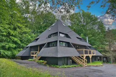 Image de The infamous Pocono Pyramid \nFeatured on Hgtv Ugliest House In America!