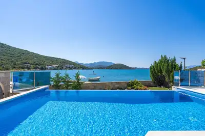 Image de Beachfront Apartment house Hon with pool