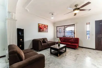 Image de Spacious apartment central near\/beach by Gpsrentas