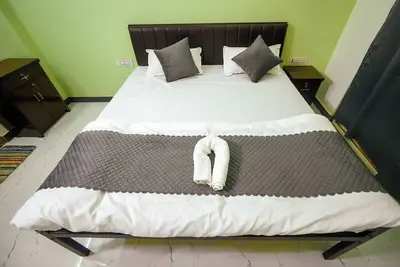 Image de 2 bedroom set with 5 seater sofa in living room, Wifi, Ac in Varanasi city.