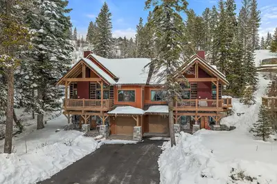 Image de Stunning Townhome | Wood Fireplace, Family Friendly