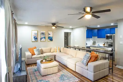 Image de Family & Pet Friendly, Location Style & Comfort *4br/2ba Walk To Everything