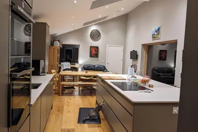 Image de Large home, w/gym, climbing wall, pet welcome, by coast, woods, park & village