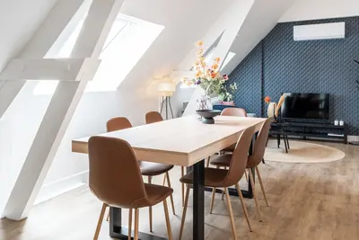 Image de L'appartement dispose de deux chambres luxueusement aménagées.
