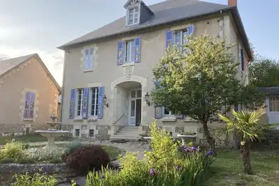 Image de Charme d'antan avec jardin clos près de Vichy