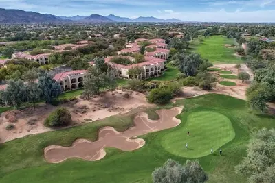 Studio Stunning Pools & Golf!