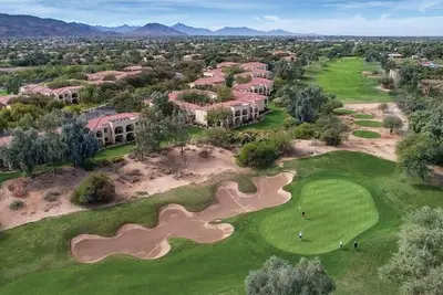 Studio Stunning Pools & Golf!