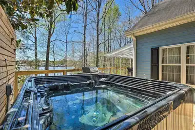 Image de Pet-Friendly Home with Hot Tub and Dock