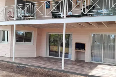 Image de Villa 8-10 personnes en bordure du lac. Les animaux ne sont pas acceptés.