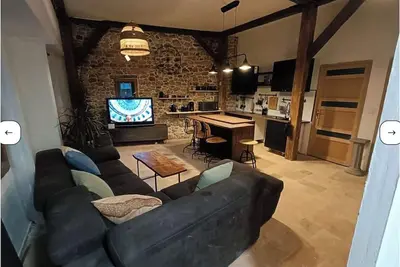 Image de Ancienne grange rénovée dans cour privée au calme avec jardin sur les remparts