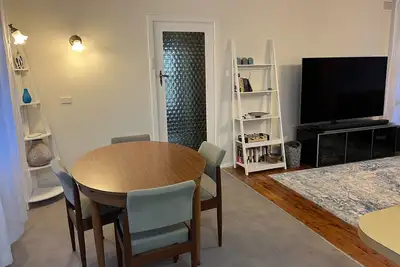 Image de Home close to entertainment, food, sporting venues with parking.