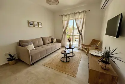 Image de Newly refurbished beachfront 2 bed apartment in the heart of Kato Paphos