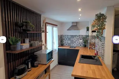 Image de Maison à colombages dans cour privée avec jardin sur les remparts du village