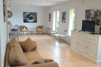 Image de Villa récente toute équipée au calme  au milieu des oliviers.