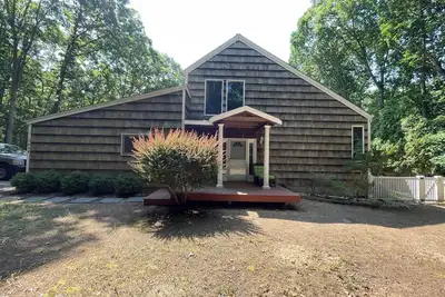 Charming 3-bedroom house in chic Southampton with Ac ten minutes from Sag Harbor