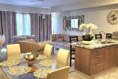 Image de Welcome to my Luxury Condo with 24/7  security, my home away from home.