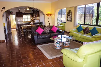 Image de Enjoy Your Vacation In This Gorgeous Remodeled Condominium!