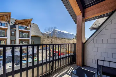 Image de Brand New Mountain View 4 bedroom Townhouse with Garage In Canmore\n