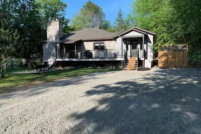 Image de Au centre du Vieux-Village de Tremblant, face au parc couvert.