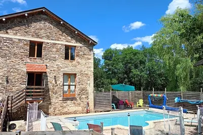 Image de Gîte spacieux à la campagne avec piscine chauffée.