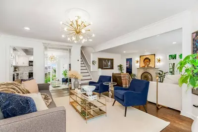 Image de Luxury Tudor w/ 3 Kings, Playroom, Yard; 5min to Plaza