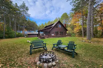 Image de Hill Lake Charming Minocqua Cabin Fire Pit W&D Pets