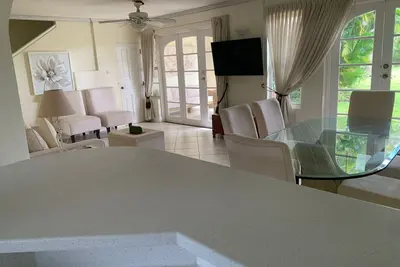 Image de Luxury 3 br 3. 5 bth townhouse in gated community
