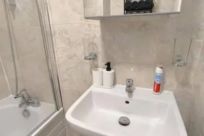 Image de Flat on a Market  street, Harrow, near the station