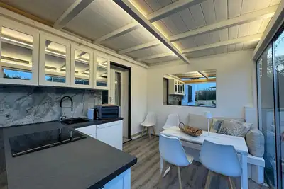 Image de Villa Carrie- Coral Bay Apartment to enjoy relaxation at a stone's throw from the sea