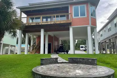 Image de Cozy 4 bedroom 3. 5 bath waterfront home with boat dock and slip.