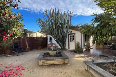 Image de Upland Craftsman Cottage - 1 Bedroom Private Studio in Central Upland Location