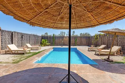 Luxe Hideaway Haven - Poolside Paradise