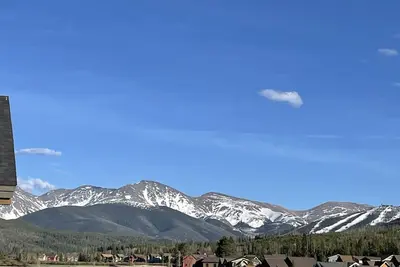 Image de Amazing new corner luxury corner townhome I Hot Tub I Ping Pong I Private Drive