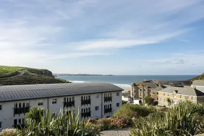 Image de 3 The Waves is a delightful one-bedroom apartment offering stunning sea views. It is just steps away