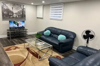 Image de Cozy new 2-bedroom basement apartment close to the canal in Welland with WiFi