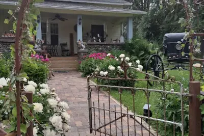 Image de Relax in our English Garden King Suite at The Cobblestone Bed & Breakfast