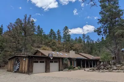 Image de Secluded 4br Oasis with Pool, Ping Pong and Blackjack tables and Forest Access