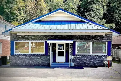 Image de Cozy 4-bedroom house in Man w WiFi, arcade game, and extra parking. Near trails.