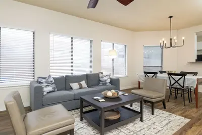 Image de Spacious Private Home Near Dining & Attractions
