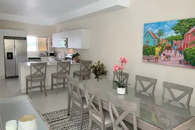 Elegant, spacious townhouse in a new condo development near stunning Dover beach