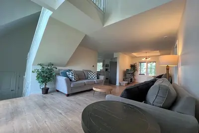 Image de Spacious family home on Walden Lake with in-law suite. Pet-friendly!