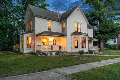 Image de Downtown Historic Farmhouse┃ 2300+ Sq Ft┃1 Acre Lot w/ Patio & Fire Pit
